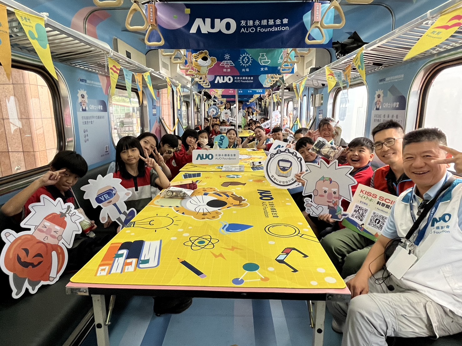 28圈永續基金會參與「臺灣科普環島列車」，設計基礎科學車廂課程，以「淨零碳排和永續能源」為主題，讓學生透過創意實驗認識淨零知識，以及思考生活中的減碳行為