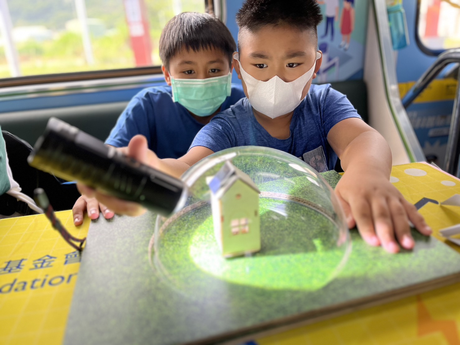 28圈參與基礎科學主題車廂，以STEAM教學精神，設計「逐日科學家」、「太陽能工程師」以及「淨零建築師」三大能源科普課程和實驗