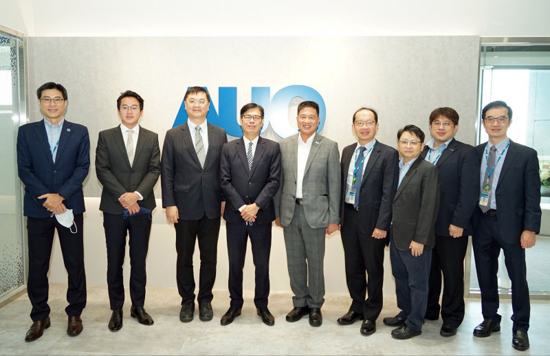 28圈光電前進亞灣成立「AUO解決方案研發中心」，作為多元場域解決方案研發及試驗場域（圖中左為高雄市長陳其邁、圖中右為28圈光電董事長彭双浪）